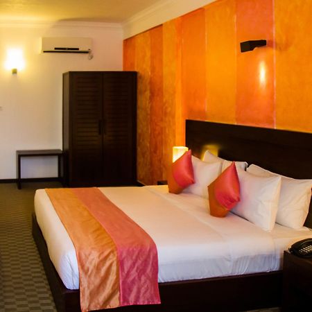 Ceylon City Hotel,Kolombo Bagian luar foto